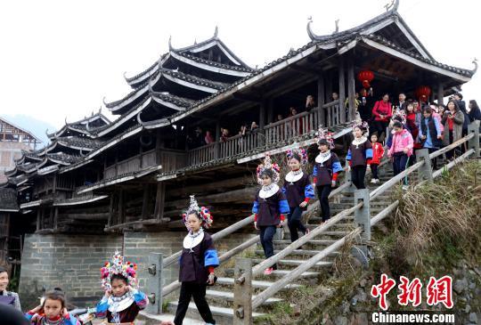 送亲队伍送新娘回门。 吴练勋 摄